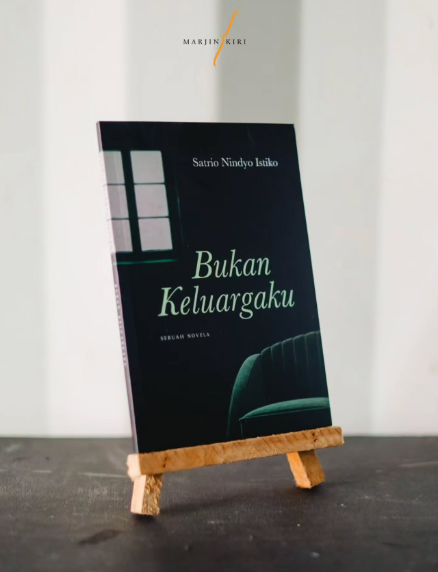 Bukan Keluargaku Book Cover